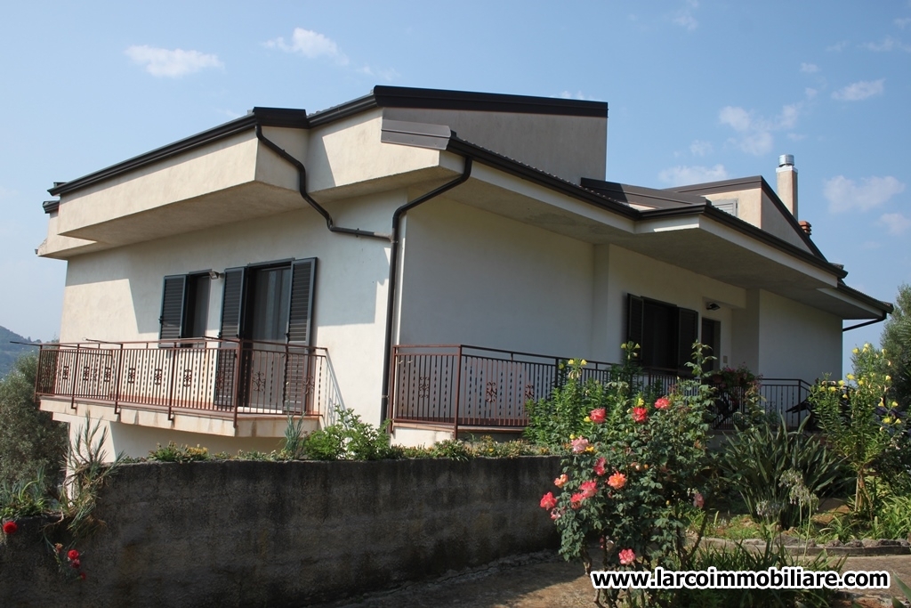 Independent house on 2 levels with land