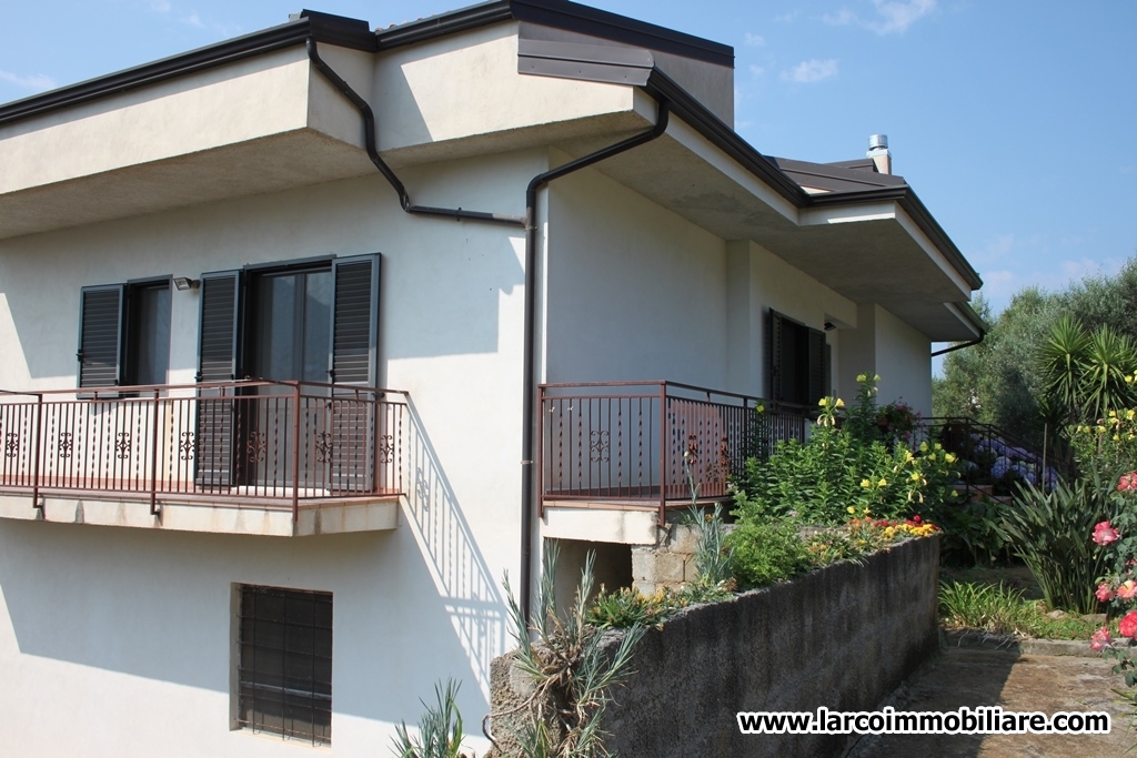 Independent house on 2 levels with land