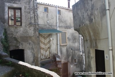 Semi-detached house on 3 levels in the old town of S.Domenica Talao