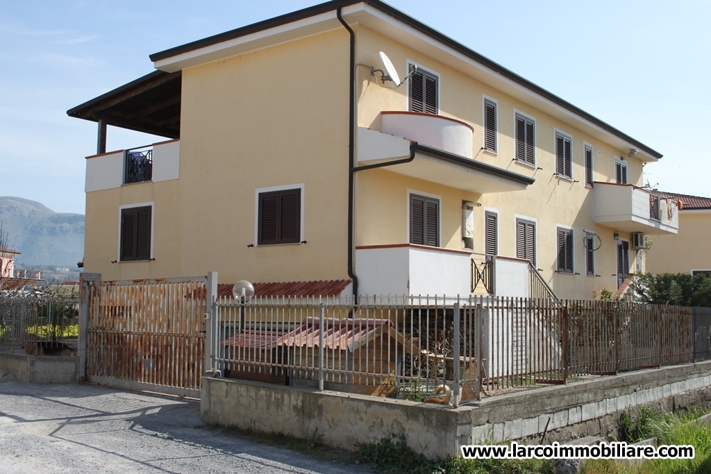 Detached villa on 3 levels with paved garden