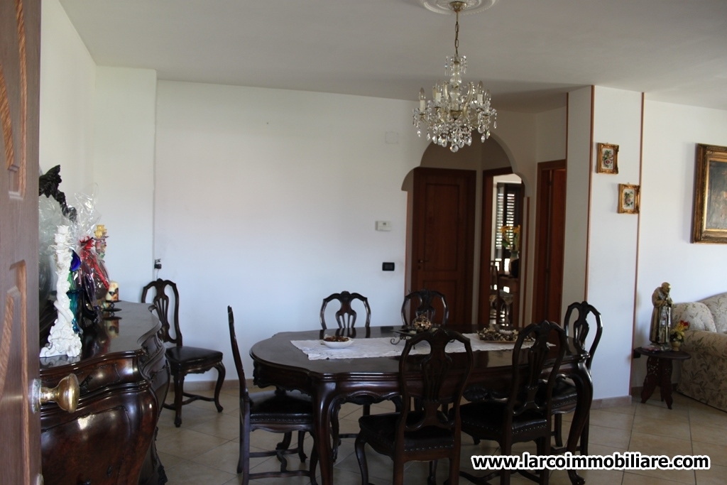 Detached villa on 3 levels with paved garden