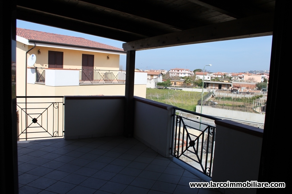 Detached villa on 3 levels with paved garden