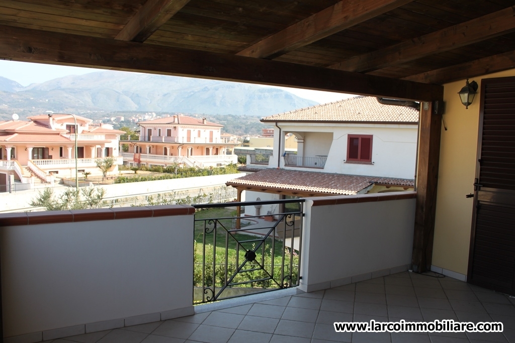 Detached villa on 3 levels with paved garden