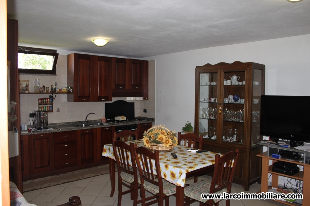 Detached villa on 3 levels with paved garden