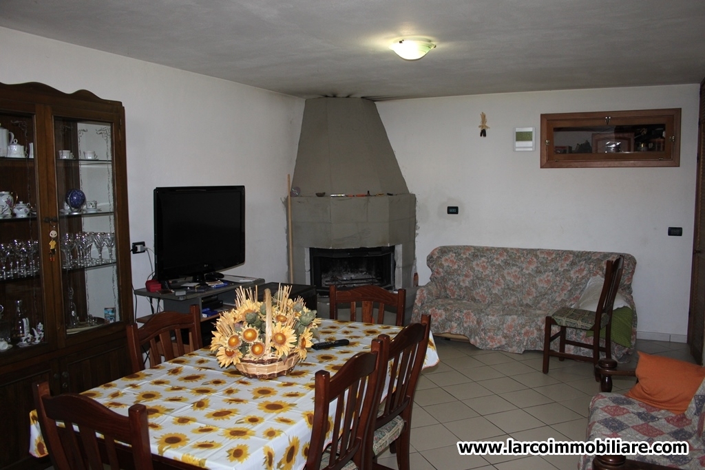 Detached villa on 3 levels with paved garden