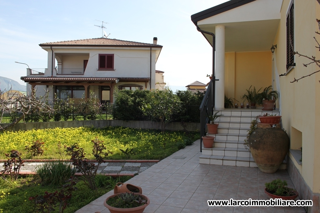 Detached villa on 3 levels with paved garden