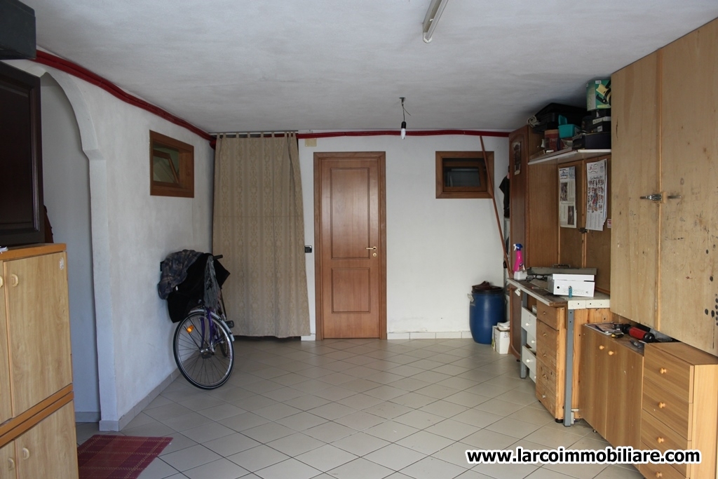 Detached villa on 3 levels with paved garden