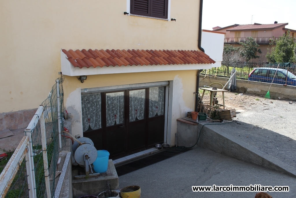 Detached villa on 3 levels with paved garden