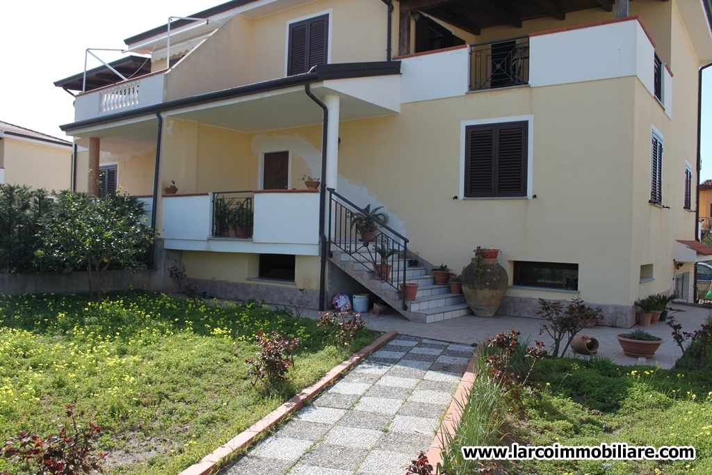 Detached villa on 3 levels with paved garden