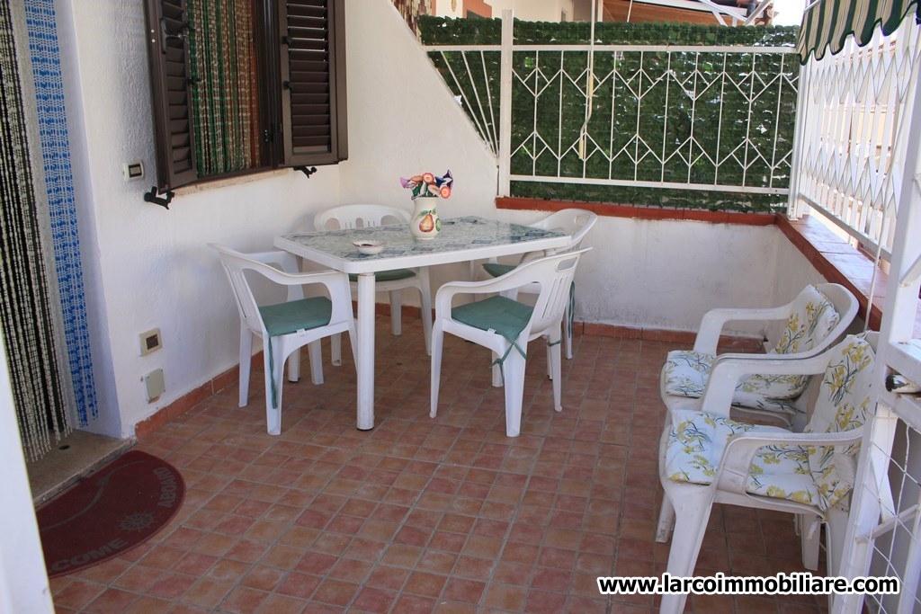 Lovely townhouse with external paved courtyard and stunning sea view