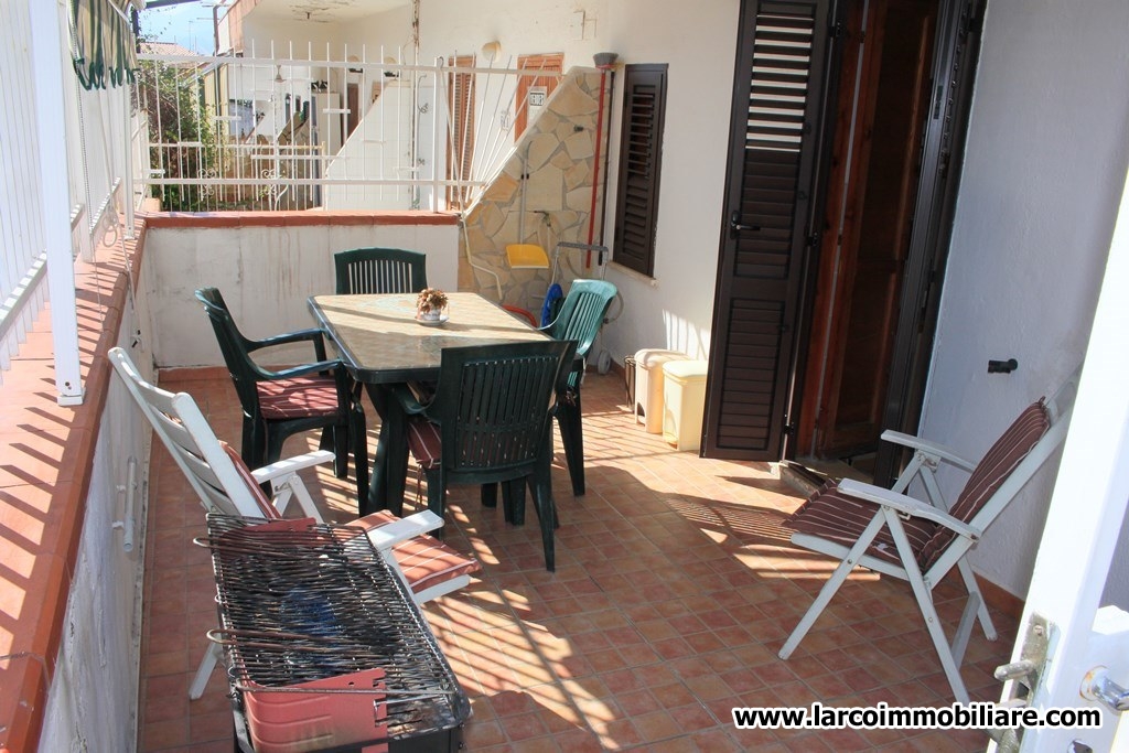 Lovely townhouse with external paved courtyard and stunning sea view