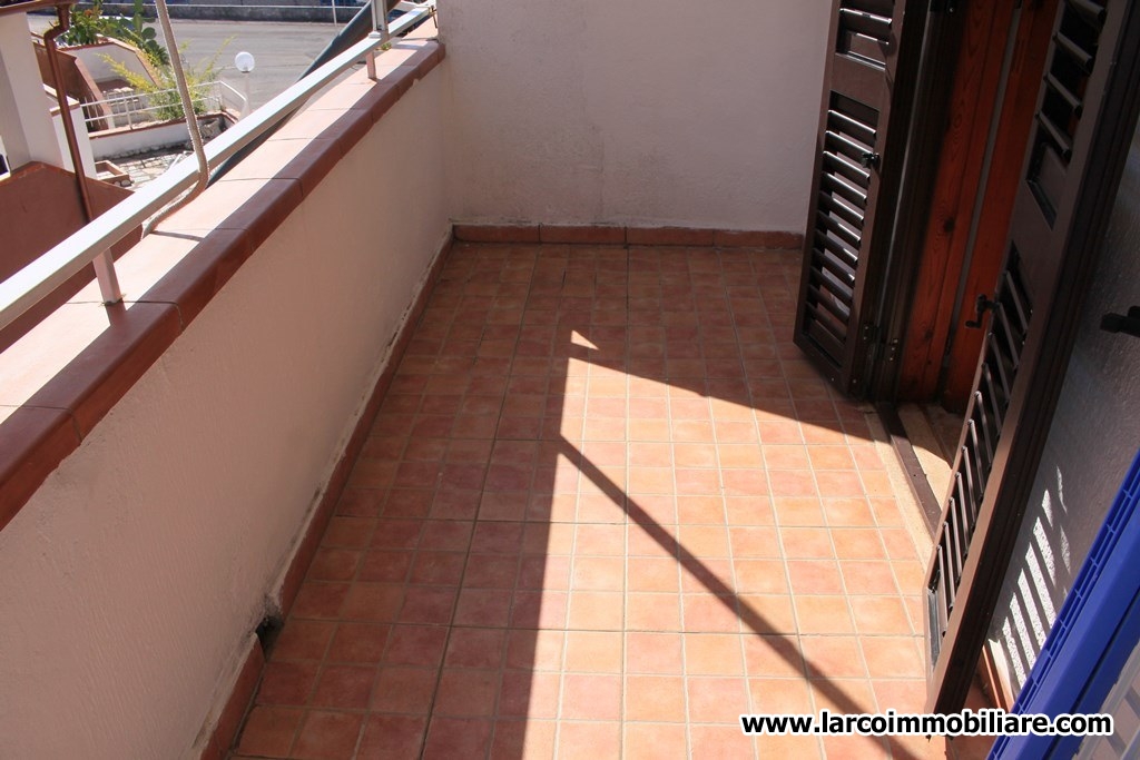 Lovely townhouse with external paved courtyard and stunning sea view