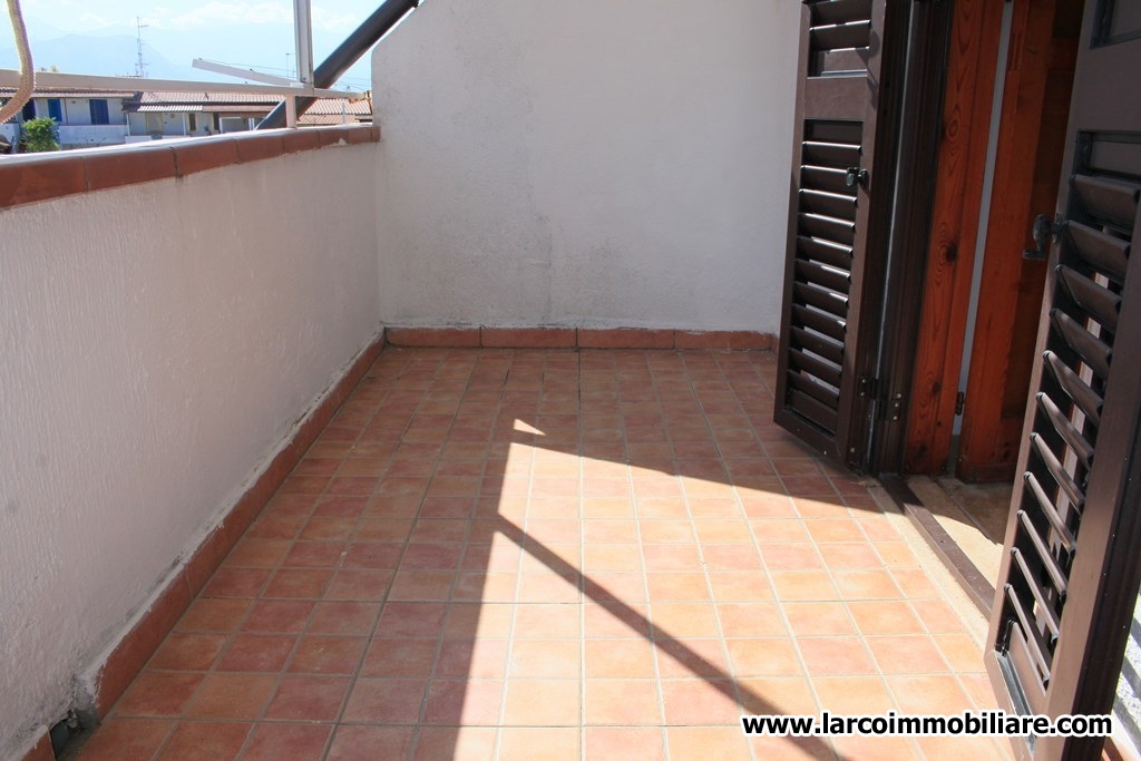 Lovely townhouse with external paved courtyard and stunning sea view