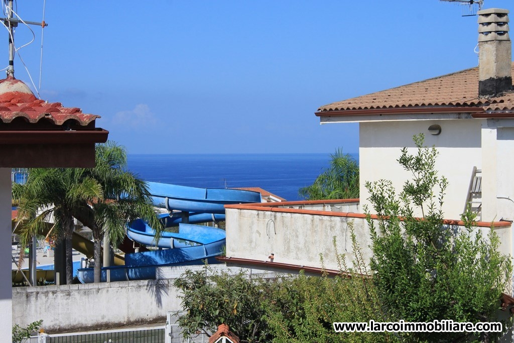 Lovely townhouse with external paved courtyard and stunning sea view