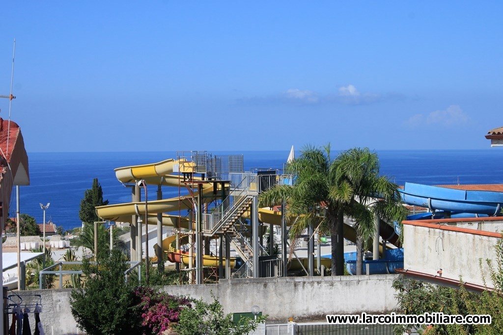 Lovely townhouse with external paved courtyard and stunning sea view