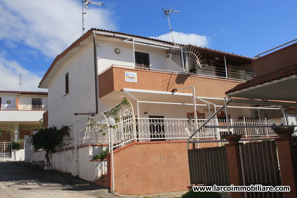 Lovely townhouse with external paved courtyard and stunning sea view