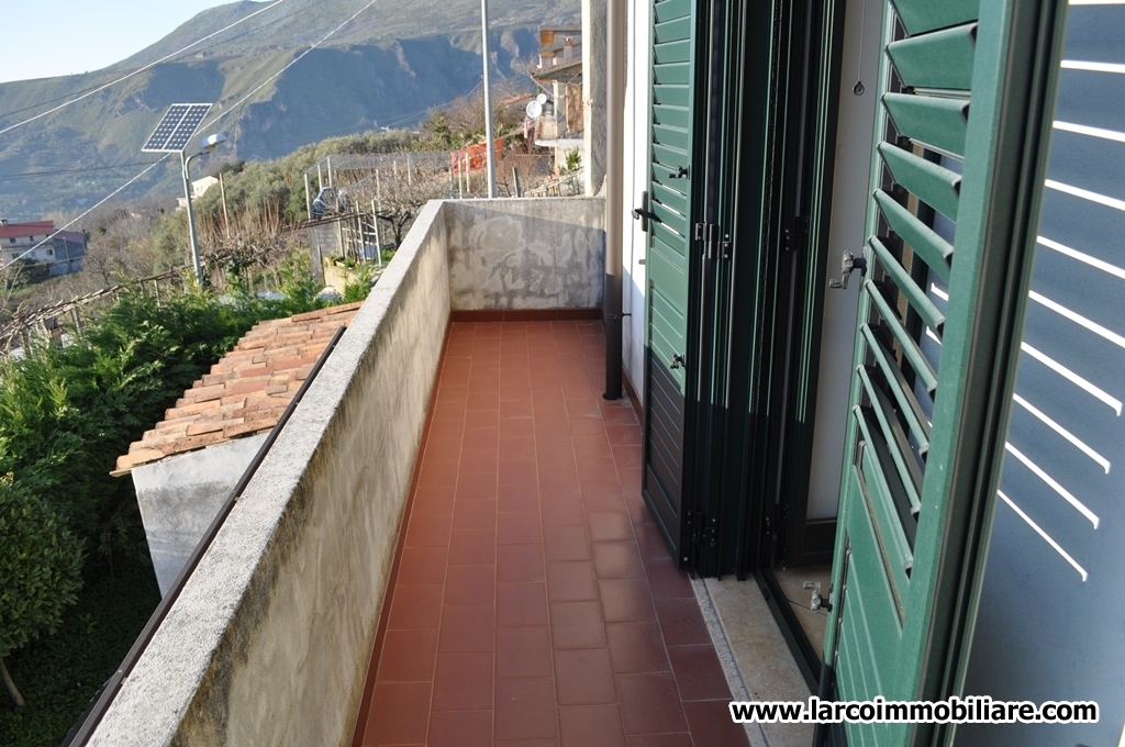 Independent house on 2 levels with sea view