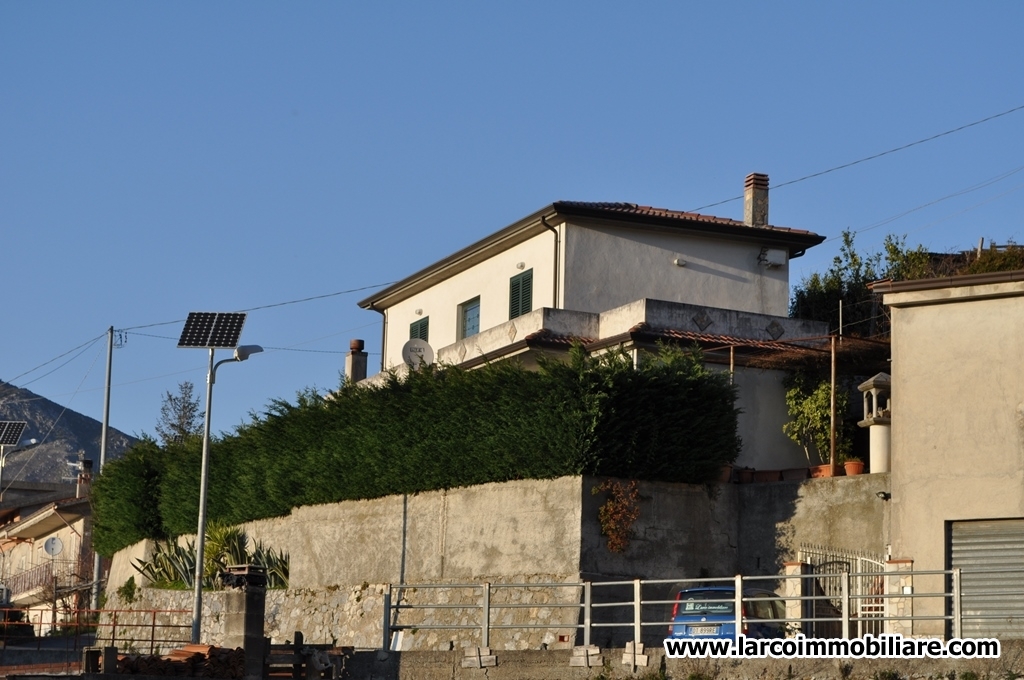 Independent house on 2 levels with sea view