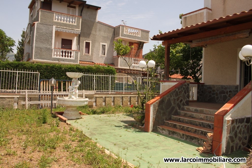 Detached-villa on 4 levels with sunroof and large private garden