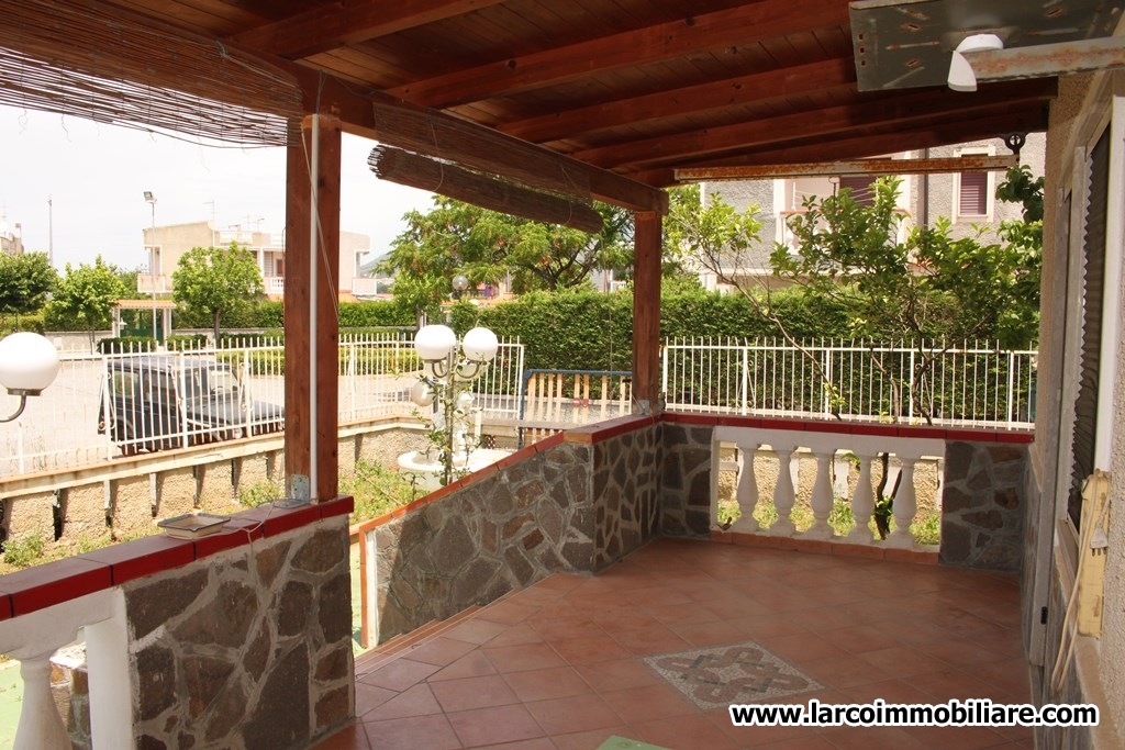 Detached-villa on 4 levels with sunroof and large private garden