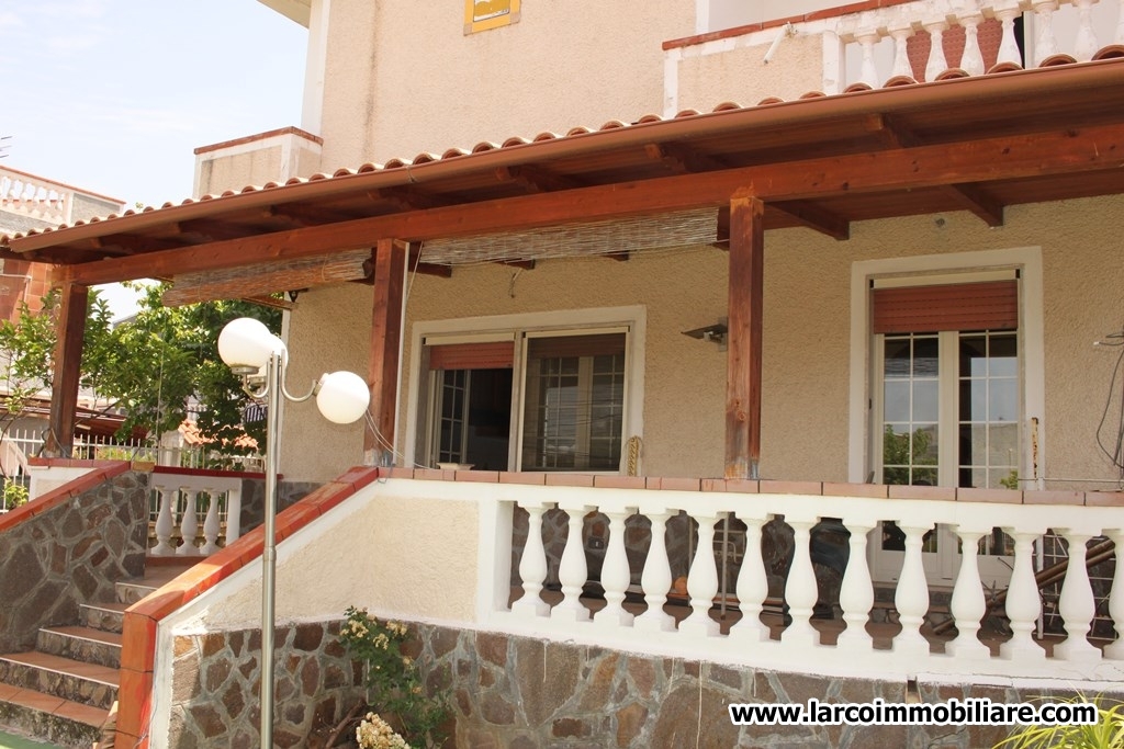 Detached-villa on 4 levels with sunroof and large private garden