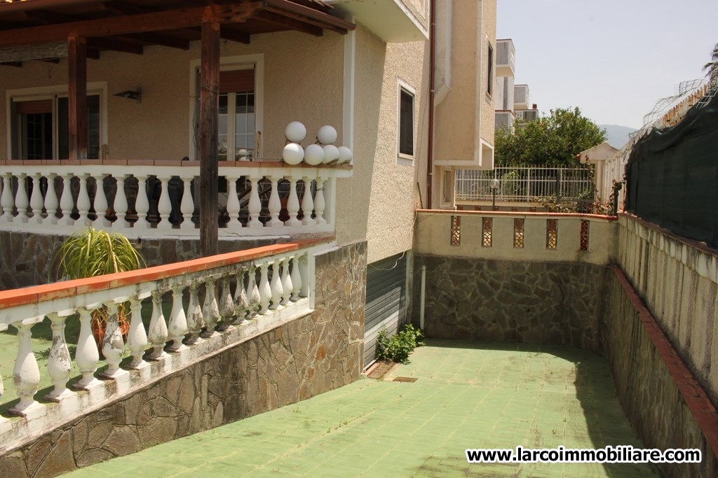 Detached-villa on 4 levels with sunroof and large private garden