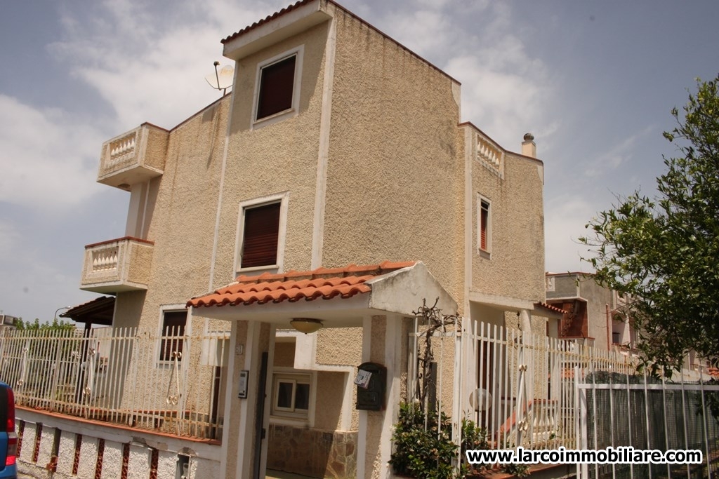 Detached-villa on 4 levels with sunroof and large private garden