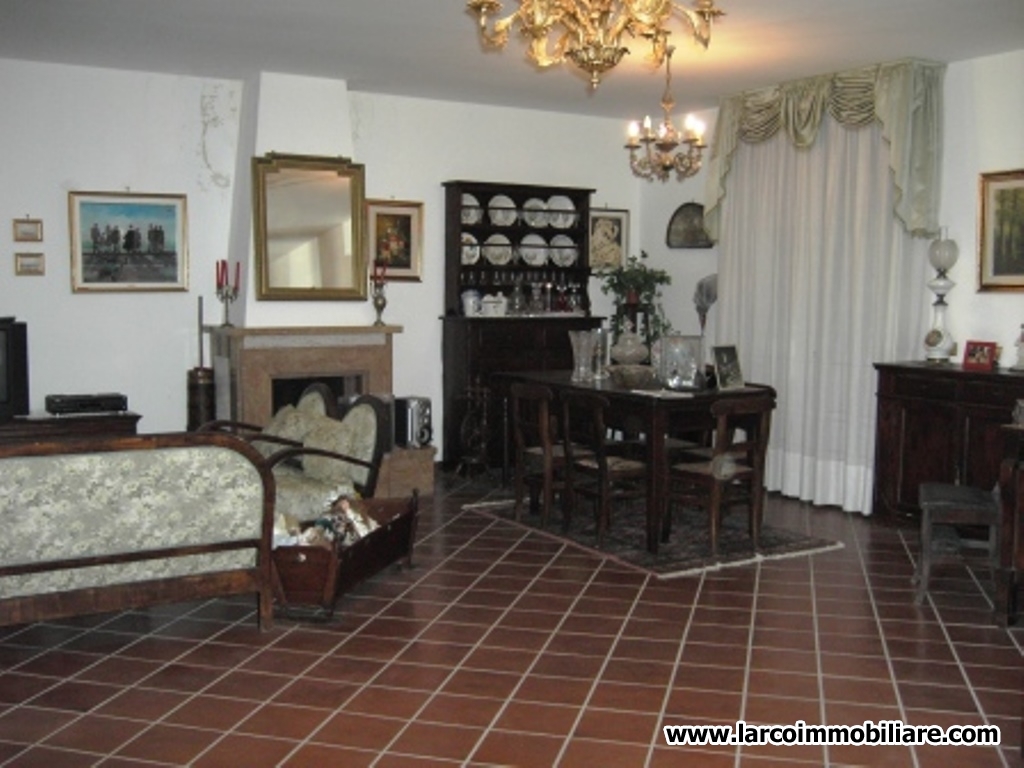 Detached house on 3 levels with sunroof and large garden