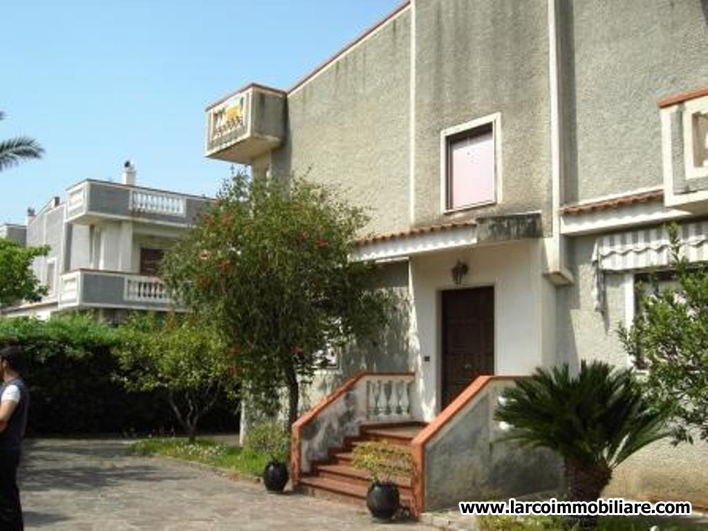 Detached house on 3 levels with sunroof and large garden