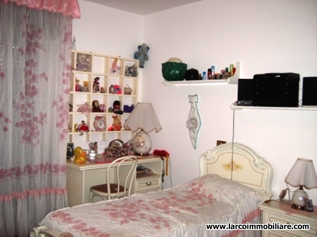 Detached house on 3 levels with sunroof and large garden