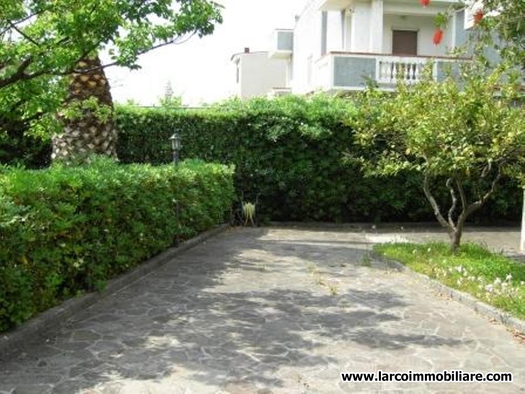 Detached house on 3 levels with sunroof and large garden