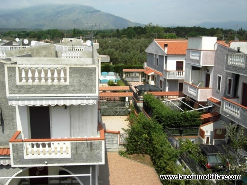 Detached house on 3 levels with sunroof and large garden