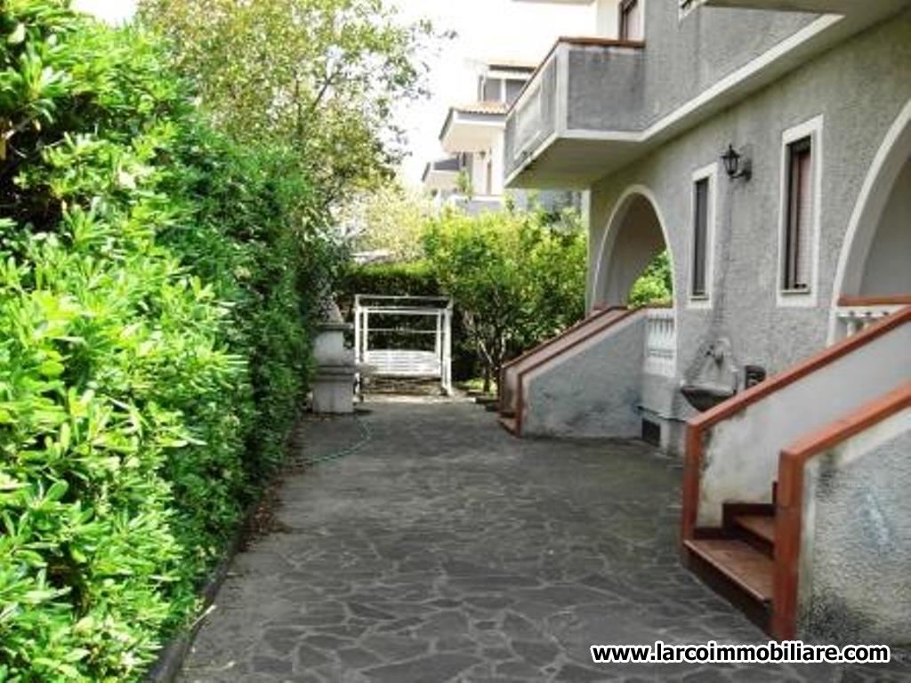 Detached house on 3 levels with sunroof and large garden