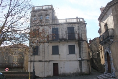 Appartamento su tre livelli in palazzina storica