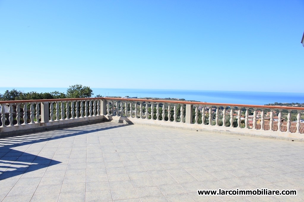 Detached villa on 3 levels with wonderful sea view terrace and garden