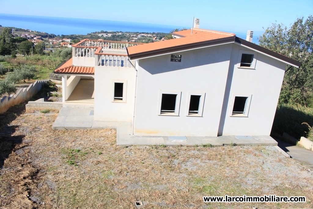Detached villa on 3 levels with wonderful sea view terrace and garden