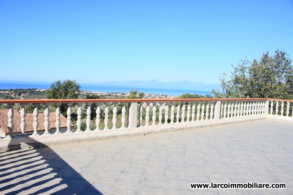 Detached villa on 3 levels with wonderful sea view terrace and garden