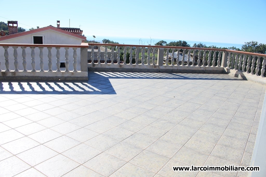 Detached villa on 3 levels with wonderful sea view terrace and garden