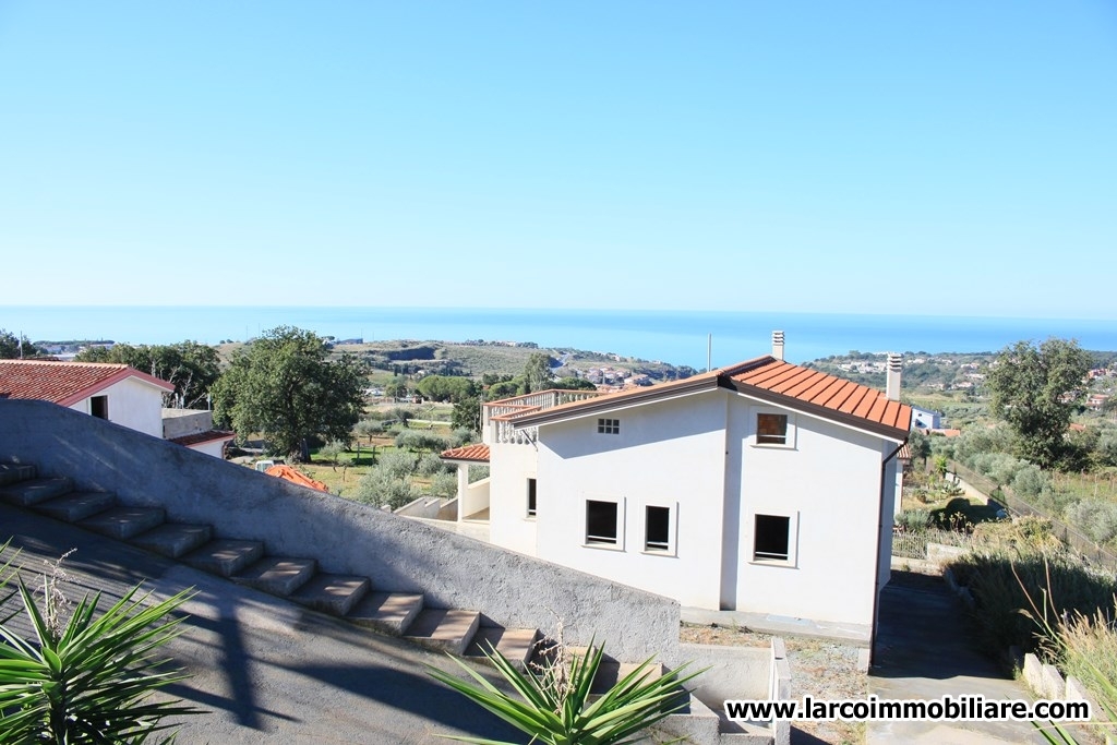 Detached villa on 3 levels with wonderful sea view terrace and garden