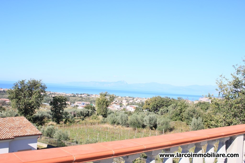 Detached villa on 3 levels with wonderful sea view terrace and garden