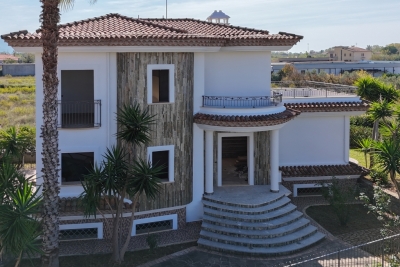 Prestigiosa villa indipendente con ampio giardino e terrazze