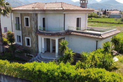 Prestigious detached villa with large garden and terraces