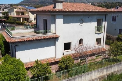 Prestigious detached villa with large garden and terraces