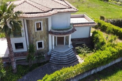 Prestigious detached villa with large garden and terraces