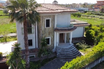 Prestigiosa villa indipendente con ampio giardino e terrazze