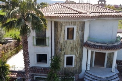 Prestigious detached villa with large garden and terraces