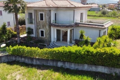 Prestigious detached villa with large garden and terraces