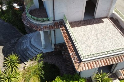 Prestigious detached villa with large garden and terraces