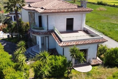 Prestigious detached villa with large garden and terraces