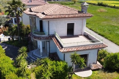 Prestigious detached villa with large garden and terraces
